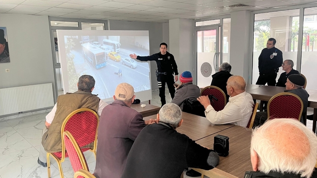 Kars'ta yaşlılara trafik eğitimi verildi
