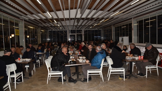 Atakum Belediyesi Şehit Ömer Halisdemir Parkı'nda ücretsiz iftar hizmeti