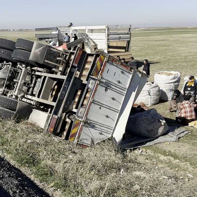 Aksaray'da patates yüklü kamyon şarampole devrildi: 1 yaralı