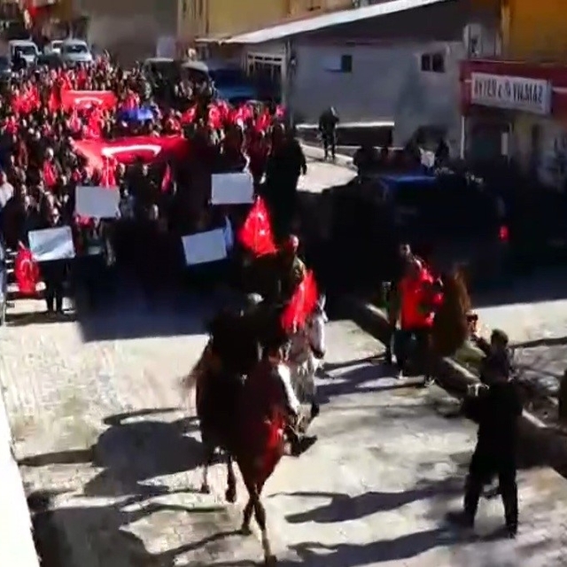 Tercan'da Kaymakam Duman'a şemsiye tartışması sonrası destek yürüyüşü