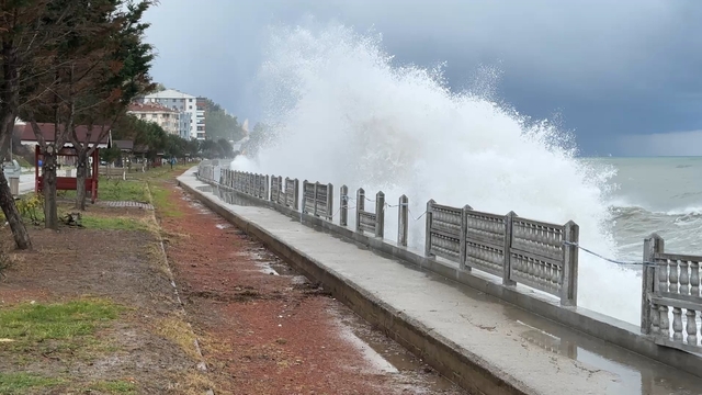 Kastamonu'nun İnebolu ilçesinde fırtına sahilde hasara yol açtı