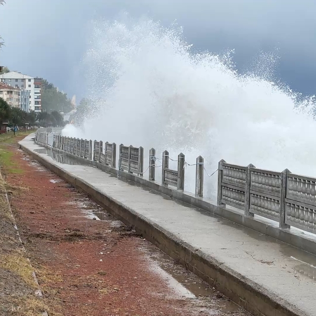 Kastamonu'nun İnebolu ilçesinde fırtına sahilde hasara yol açtı