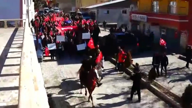 Tercan'da Kaymakam Duman'a şemsiye tartışması sonrası destek yürüyüşü