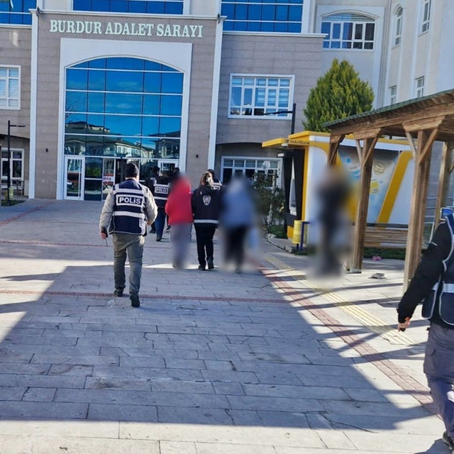 Burdur'da 1 milyon değerinde sahte altın sattılar, polisten kaçamadılar