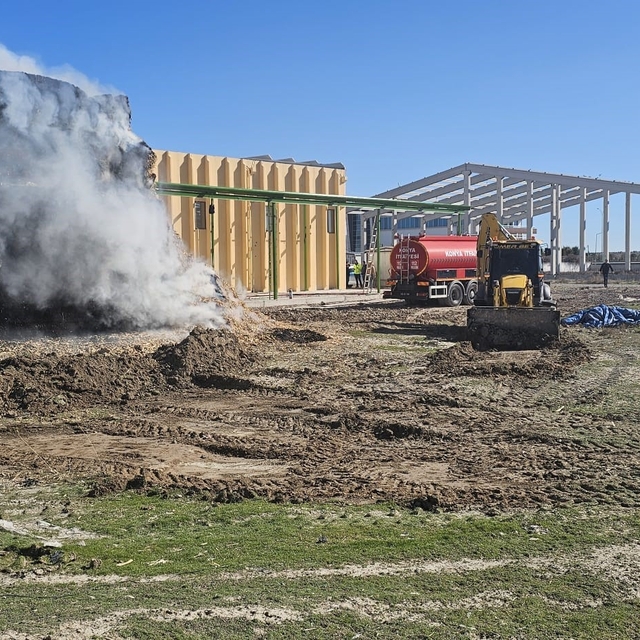 Tonlarca mısır balyası yandı