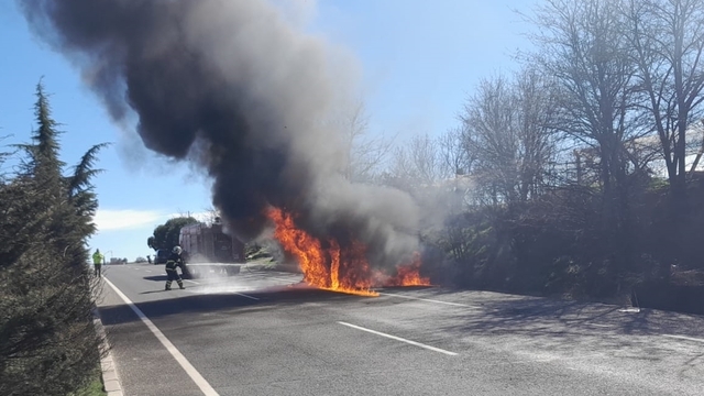 Uşak'ta alev alan cip kullanılamaz hale geldi