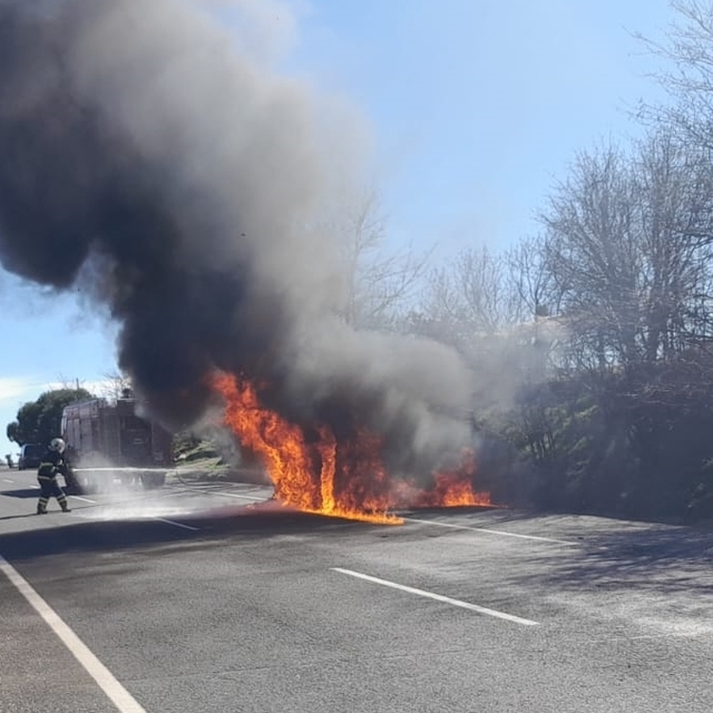 Uşak'ta alev alan cip kullanılamaz hale geldi
