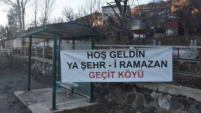 Gümüşhane'de hayırsever köylüler 18 yıldır yoldan geçenlere iftar veriyor