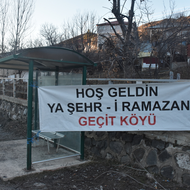 Gümüşhane'de hayırsever köylüler 18 yıldır yoldan geçenlere iftar veriyor