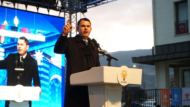 Bakan Kurum: "Depremden bu yana felaket üzerinden siyaset kurdular, depremzede kardeşlerimizin yuvasına kavuşması işlerine gelmiyor"
"Yeniden ayağa kalkan hayatın, yeniden kurulan düzenin, yeniden yanan ocakların sevincine şahitlik ediyoruz"
"Böyle bir afetin ardından ortaya koyduğumuz irade sıradan olamazdı"
"455 bin konut, köy evi ve iş yerini tamamladık"