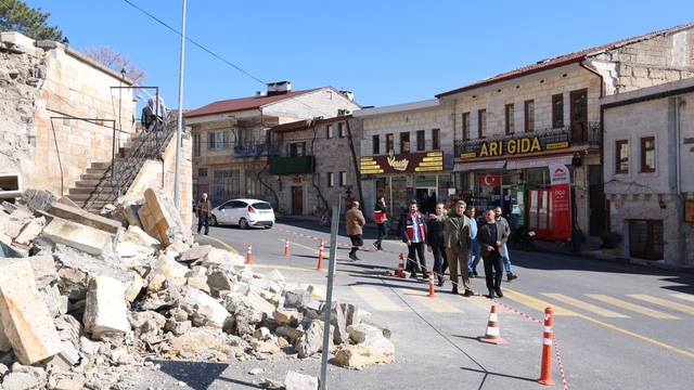 Nevşehir'de tarihi caminin istinat duvarı çöktü; o anlar kamerada