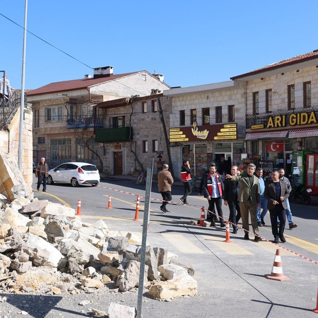 Nevşehir'de tarihi caminin istinat duvarı çöktü; o anlar kamerada