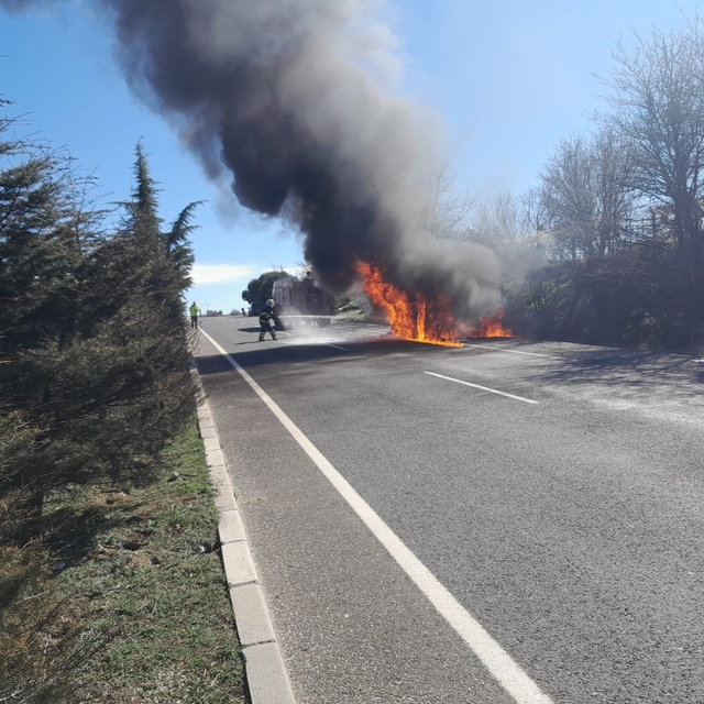 Uşak'ta yangın çıkan cip küle döndü