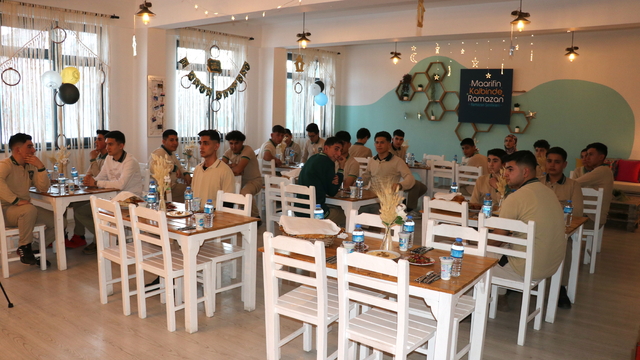 Ağrı Valisi Bozkurt, atık malzeme kullanılarak oluşturulan restoranda öğrencilerle iftar yaptı