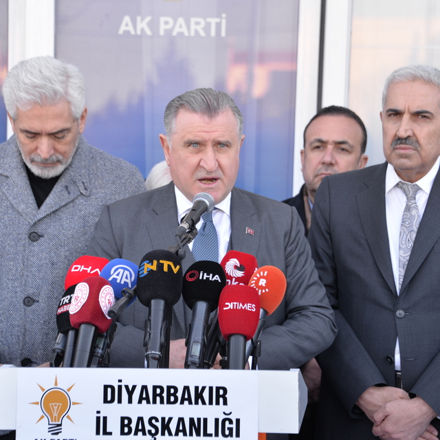 Bakan Bak: Birileri gibi deprem turisti değiliz