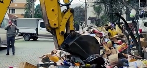 Kötü koku ihbarıyla gidilen evden 30 ton çöp çıktı
