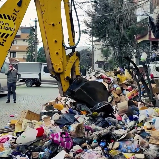 Kötü koku ihbarıyla gidilen evden 30 ton çöp çıktı
