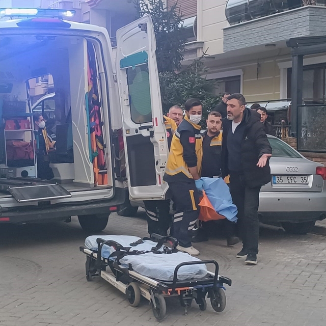 Kocasını evde ölü bulunca baygınlık geçirdi: Yakınları ulaşamayınca itfaiye...
