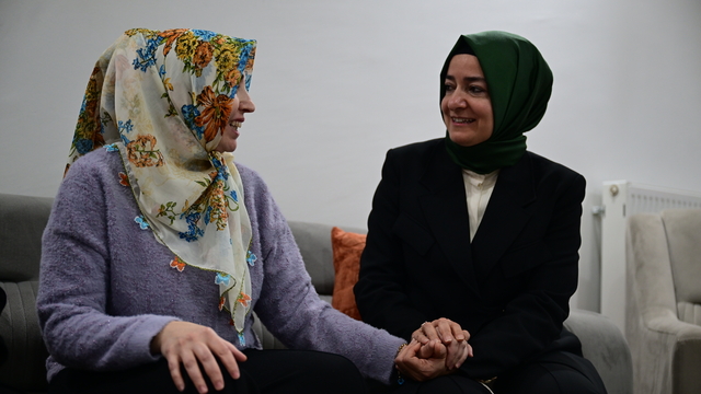 AK Parti Genel Başkan Yardımcısı Kaya, depremzede ailenin iftar sofrasına konuk oldu