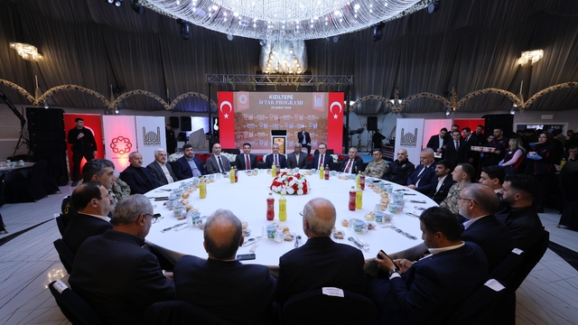 Mardin Valiliği ve Büyükşehir Belediyesince Kızıltepe'de iftar programı düzenledi