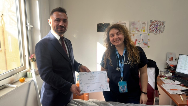 Kozluk'ta doktora teşekkür belgesi verildi