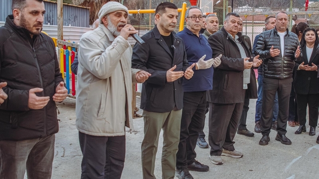 Kuşadası'nda oruçlar dualar eşliğinde açıldı
Başkan Günel: "Farklı mahallelerinde iftar sofrası kurmaya devam edeceğiz"