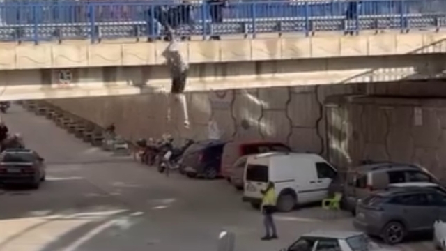 Köprüde can pazarı: Tutunamayınca yere düştü