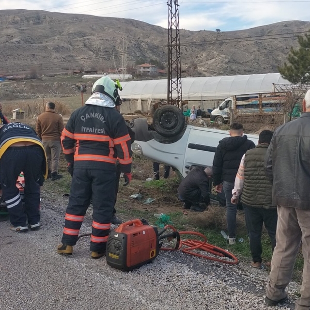 Çankırı'da şarampole devrilen hafif ticari araçtaki 4 kişi yaralandı