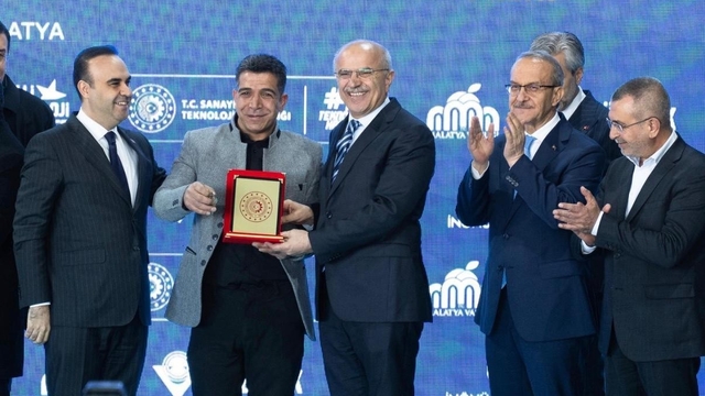 Başkan Er'den esnafa modern site müjdesi
"Mobilyacılar ve Keresteciler sitemiz hayırlı olsun"