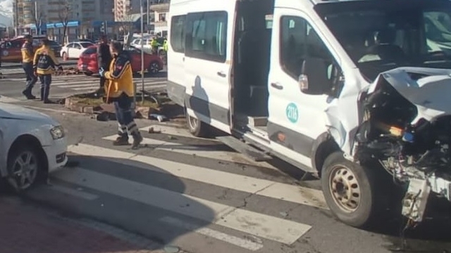Kayseri'de otomobil ile minibüs çarpıştı: 14 yaralı