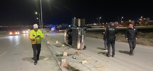 Karaman'da beton duba ve aydınlatma direğine çarpan otomobil yan yattı: 2 y...