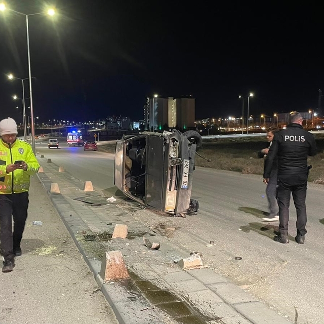 Karaman'da beton duba ve aydınlatma direğine çarpan otomobil yan yattı: 2 y...