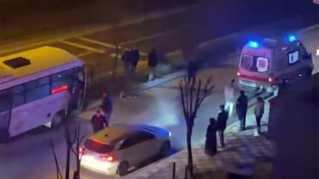 Bolu'da kontrolden çıkan halk otobüsü refüje çıktı, ağaca çarparak durabildi