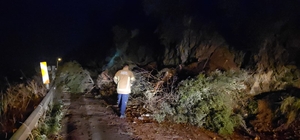 Bursa'da mahalle yolu heyelan nedeniyle ulaşıma kapandı