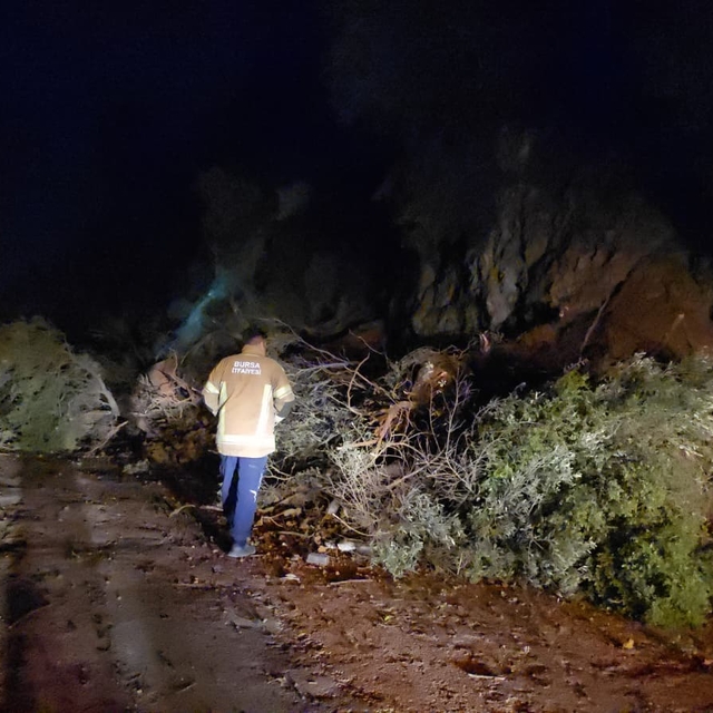 Bursa'da mahalle yolu heyelan nedeniyle ulaşıma kapandı