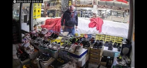 Bir mağazadan mont diğerinden ayakkabı çaldı: O anlar kamerada