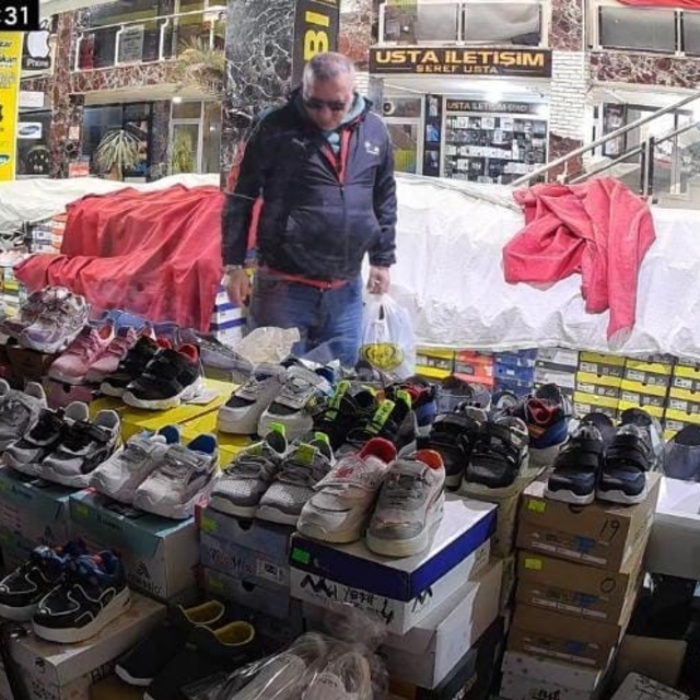 Bir mağazadan mont diğerinden ayakkabı çaldı: O anlar kamerada