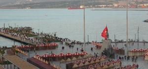 Yağışlı havanın son bulmasını fırsat bilen vatandaşlar İskenderun Sahili'ne...