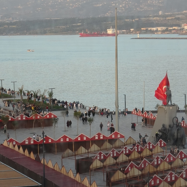 Yağışlı havanın son bulmasını fırsat bilen vatandaşlar İskenderun Sahili'ne...