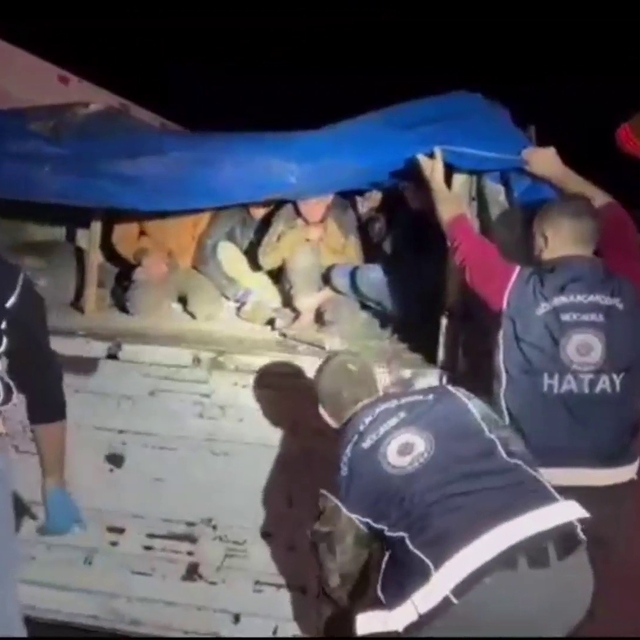 Tır dorsesinde branda altında saklanan 12 kaçak göçmen yakalandı