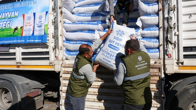 Büyükşehir'in üreticilere yem desteği devam ediyor
Muhtar Menderes: "Özlem başkanımız daima üreticilerimizin yanında"