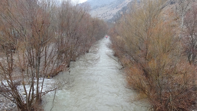 Malatya'da sağanak ve kar yağışı dereleri taşırdı