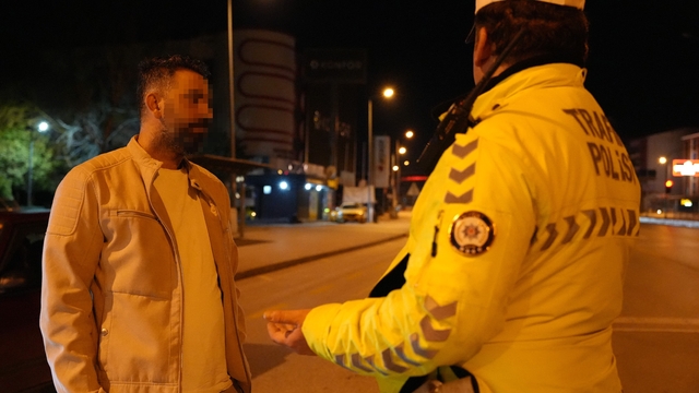 Polisten 'babalık' yapmasını isteyen alkollü sürücü gazetecinin şarjının bitmesini diledi
Alkollü yakalandı, polisle pazarlık yapmaya çalıştı; "Sen memursun, sen devlet adamısın, bir abilik bir babalık yap"
Alkollü sürücü uygulamada çeken gazeteciye; "Şarjında bitmedi gitti" diye tepki gösterdi