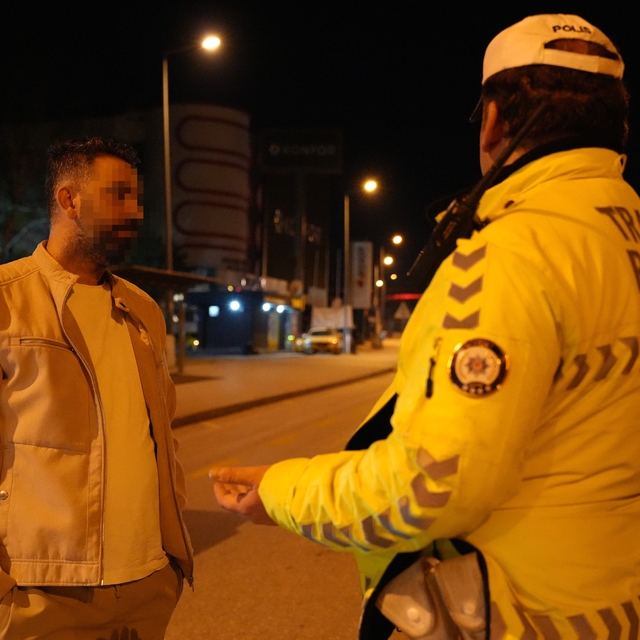 Polisten 'babalık' yapmasını isteyen alkollü sürücü gazetecinin şarjının bi...