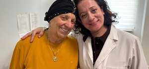 Bir gecede ses telleri felç olan anneyi doktor kızı iyileştirdi