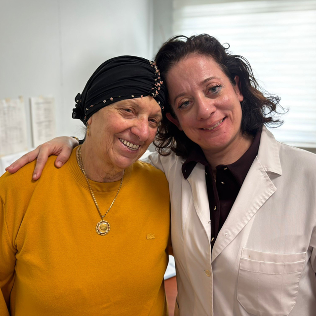 Bir gecede ses telleri felç olan anneyi doktor kızı iyileştirdi