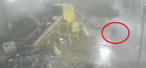 Devrilen 20 tonluk su varilinin altında kalmaktan son anda kurtuldu; o anla...