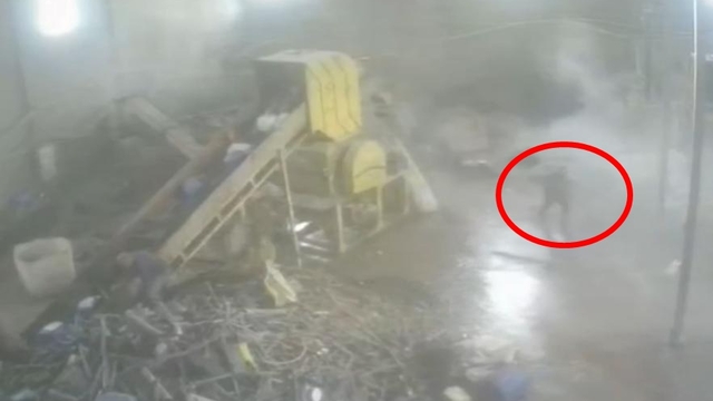 Devrilen 20 tonluk su varilinin altında kalmaktan son anda kurtuldu; o anlar kamerada