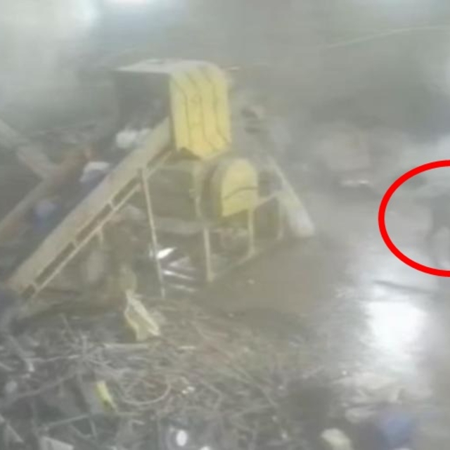 Devrilen 20 tonluk su varilinin altında kalmaktan son anda kurtuldu; o anla...