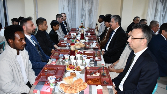 İftarda uluslararası öğrencilerle bir araya gelindi